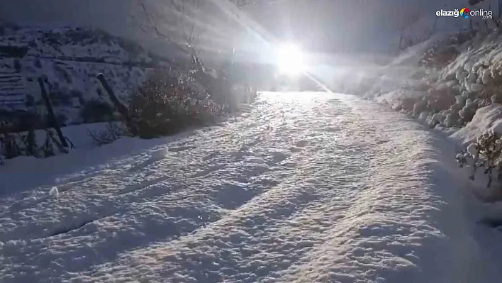 Elazığ'da Tipi ve Fırtına Etkili Oldu! Karda Mahsur Kalan Sürücüyü Ekipler Kurtardı!