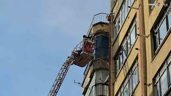 Gazi Caddesi'nde Tehlike! Binadan Düşen Sıvalar Panik Yarattı