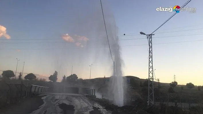 Patlayan borudan gelen tazyikli su metrelerce yüksekliğe ulaştı