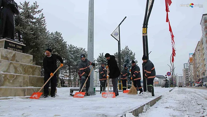 Elazığ'da cadde ve kaldırımlar kardan temizleniyor