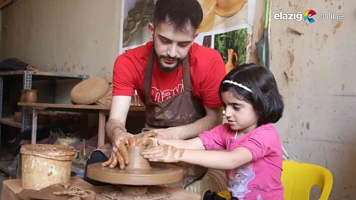 Çocukken yaşadığı mutluluğu minik öğrencilere de yaşattı