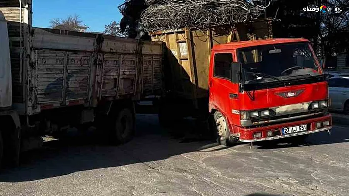 Elazığ'da Şaşkına Çeviren Görüntü! Kasasından Taşan Yükle Trafiğe Çıktı!