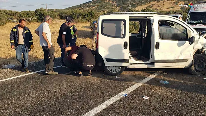 2 araç kafa kafaya çarpıştı! 9 yaralı