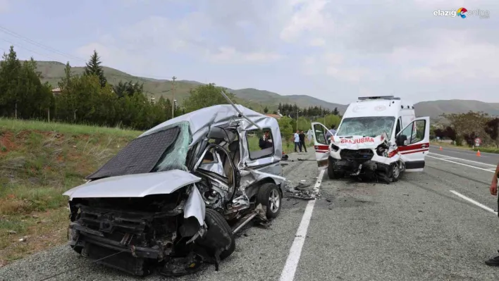 Elazığ'da feci kaza! Ambulans ile hafif ticari araç çarpıştı