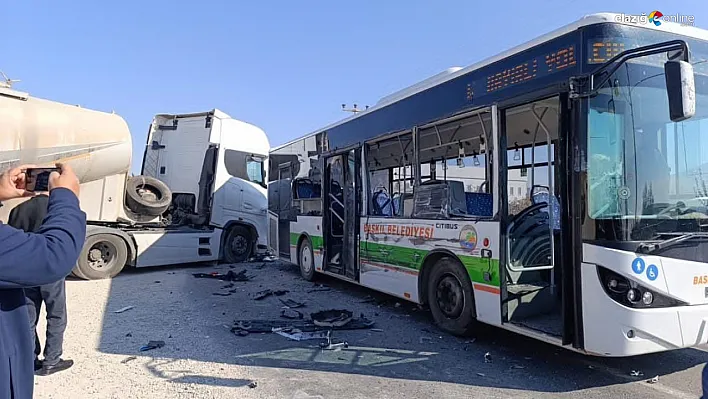 Elazığ'da Feci Kaza! Halk Otobüsü ile Tır Çarpıştı: Yaralılar Var