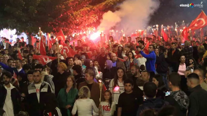 Elazığlılardan coşkulu fener alayı!