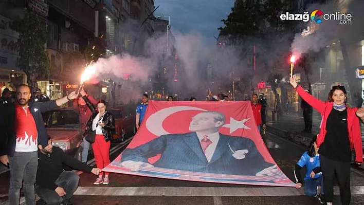 19 Mayıs'ın 103. yıl dönümü, fener alayı yürüyüşüyle kutlandı