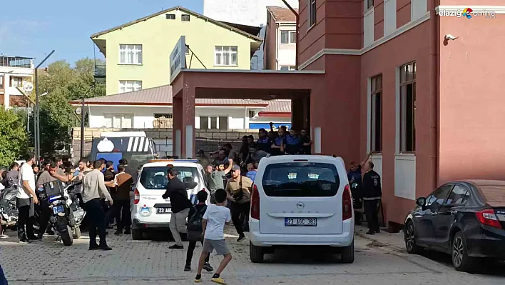 Elazığ'da Zabıta Müdürlüğü Önünde Olay! Çevik Kuvvet Devreye Girdi