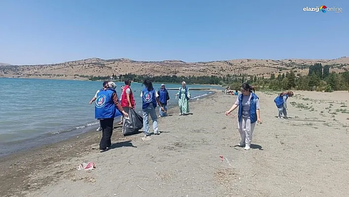 Gençlerden Hazar Gölü kenarında temizlik hareketi