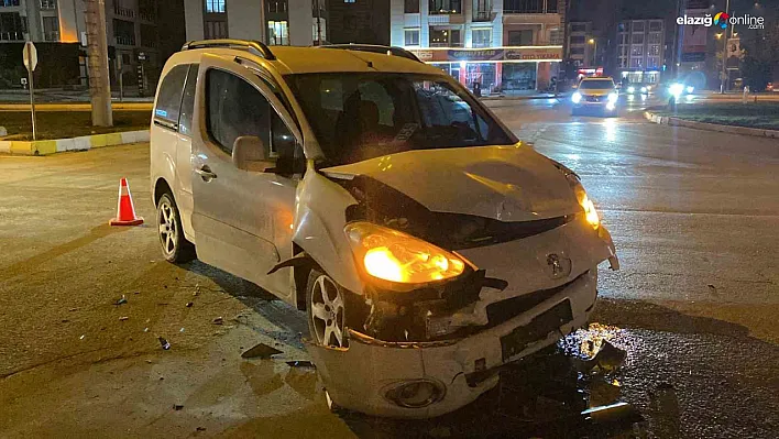 Elazığ'da Trafik Kazası: Polis Aracı Ticari Araçla Çarpıştı, 4 Yaralı!