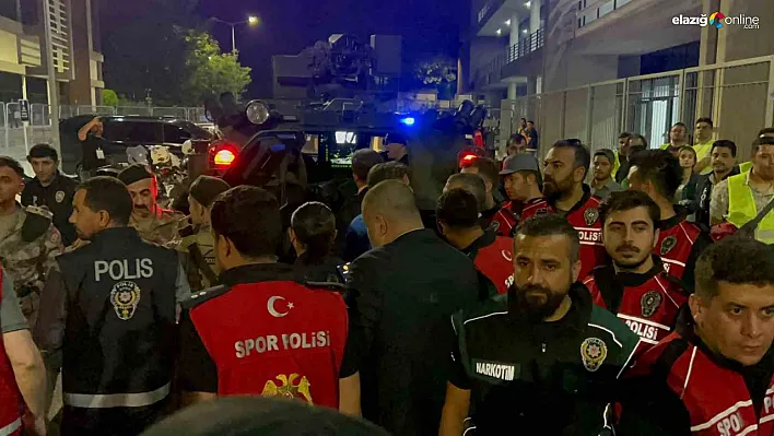 Elazığspor-Vanspor Maçında Şok Olay: Maç Tatil Edildi, Hakem ve Futbolcular Zırhlı Araçlarla Ayrıldı!