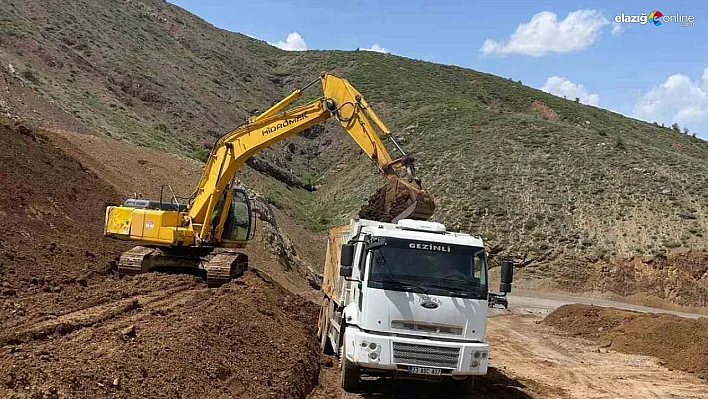 Elazığ'da Heyelan Vurdu, Ekipler Seferber Oldu! Köy Yolları Yeniden Yapılıyor!