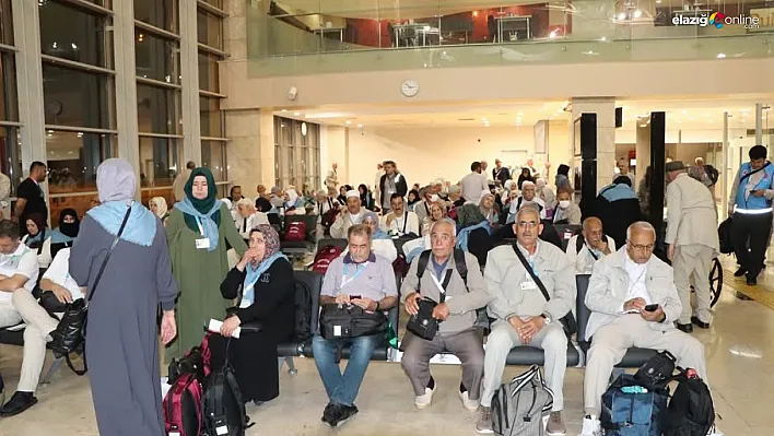 Elazığ Havalimanı'nda Duygusal Anlar: Hacı Adayları Kutsal Topraklara Uğurlandı!