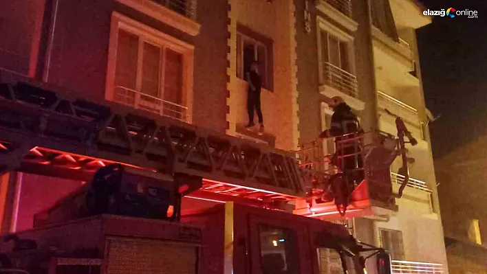 Elazığ'da 4 Katlı Binada İntihar Girişimi! İtfaiye Ekipleri Son Anda İkna Etti!