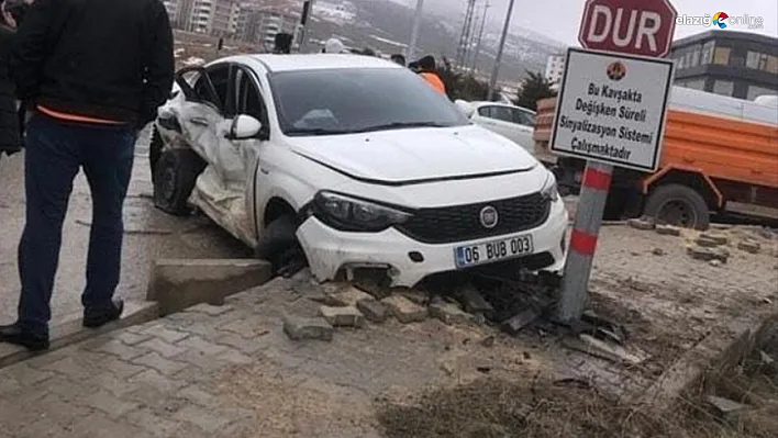 Elazığ'da Kamyonet ve Otomobil Çarpıştı: 5 Yaralı!