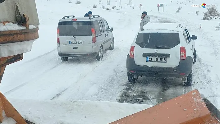 Elazığ'da Yoğun Kar Yağışı! Mahsur Kalan Araçlara İl Özel İdaresi Yetişti!