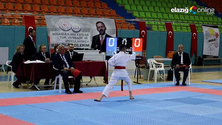 Karate grup müsabakaları 85 sporcunun katılımıyla başladı