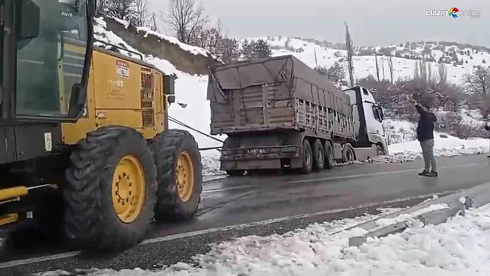 Elazığ'da Karlı Yolda Mahsur Kalan Tır, İl Özel İdaresi Tarafından Kurtarıldı!