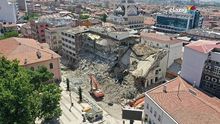 Elazığ'da Kent Meydanı için yıkım çalışması başlatıldı