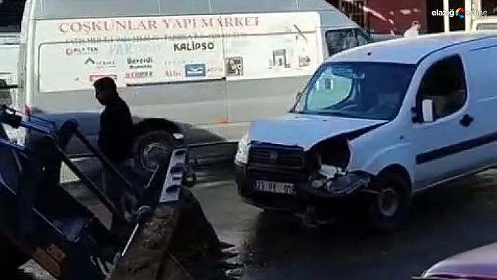 Elazığ'da Buzlu Yolda Kontrolü Kaybeden Araç, Kepçe ile Çarpıştı!