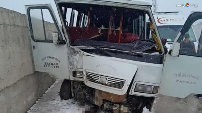 Elazığ'da Korkutan Trafik Kazası: Yolcu Minibüsü İstinad Duvarına Çarptı!