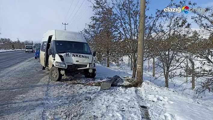 Gizli buzlanmadan dolayı minibüs aydınlatma direğine çarptı