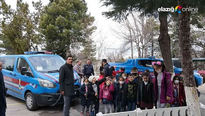 Elazığlı öğrencilerden jandarmaya anlamlı hediye