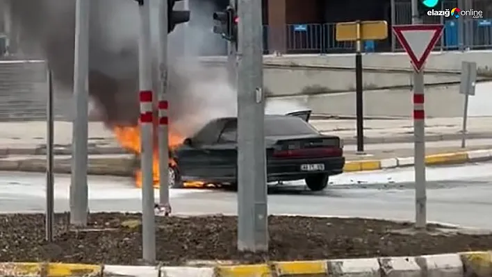 Seyir Halindeyken Alev Alan Otomobil Elazığ'da Paniğe Neden Oldu!