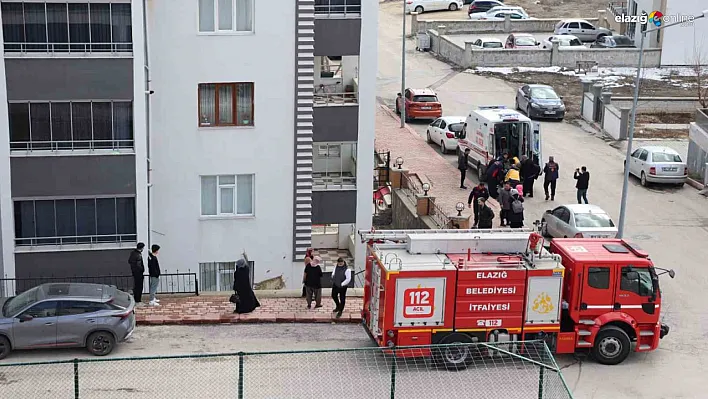 Elazığ'da Feci Kaza! Yokuş Aşağı İnen Otomobil Apartman Boşluğuna Uçtu!