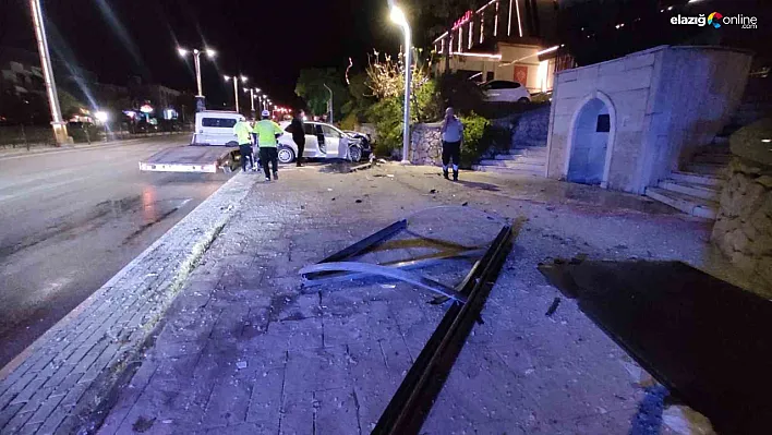 Şans Eseri Kimse Yoktu: Otomobil Durağa Çarptı, 1 Yaralı