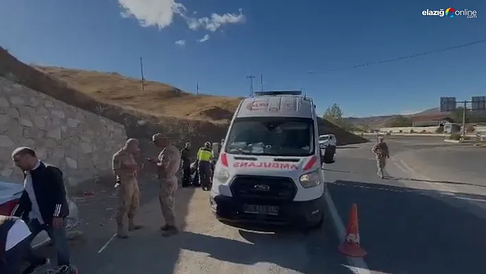 Elazığ'da Feci Kaza: Otomobil Durağa Daldı, 1'i Ağır 6 Yaralı!