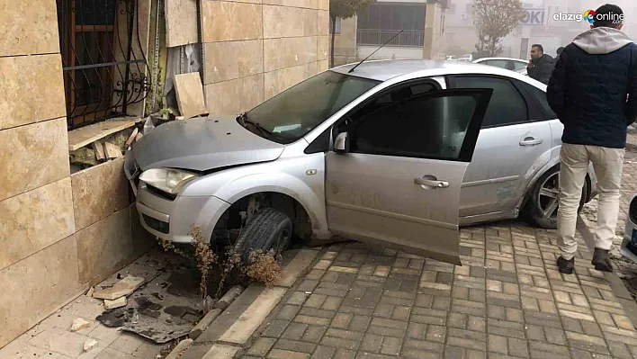 Elazığ Abdullahpaşa'da Trafik Kazası: Evin Duvarı Yıkıldı, 2 Kişi Yaralandı