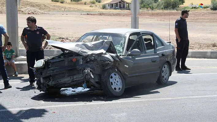 Kırmızı ışıkta duran araca çarpan otomobilde 5 kişi yaralandı