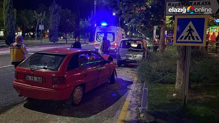 Elazığ'da otomobil park halindeki ticari araca çarptı: 1 yaralı