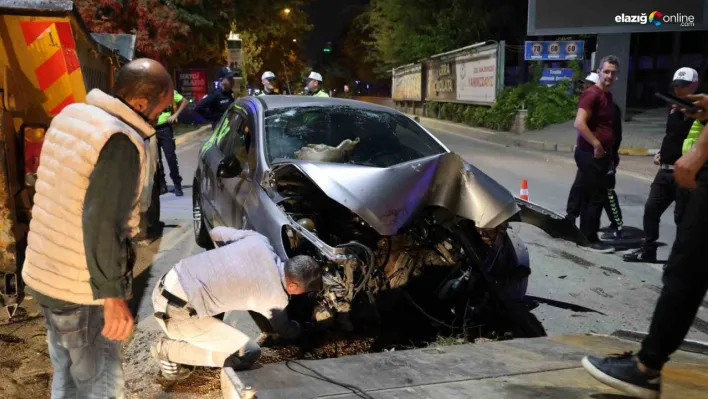 Zübeyde Hanım Caddesi'nde Kaza! Otomobil Direğe Çarptı, 3 Yaralı Var!