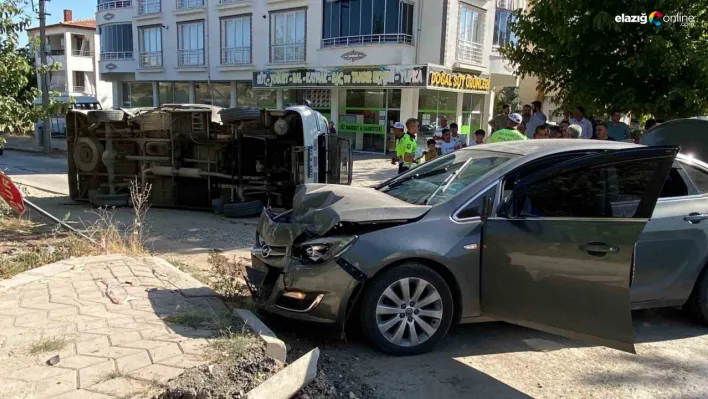 Çarpmanın etkisiyle minibüs yan yattı!