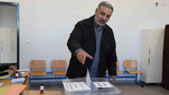 Elazığ'da oy kullanma işlemleri başladı!