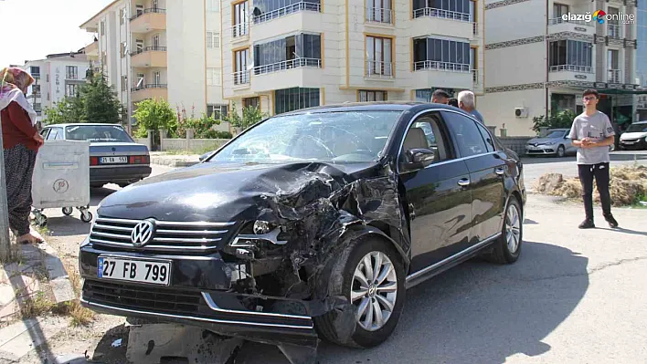 Ataşehir Mahallesi'nde kaza! Pikap ile otomobil çarpıştı