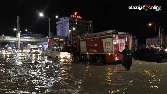 Elazığ'da sağanak biranda bastırdı, onlarca araç yolda kaldı