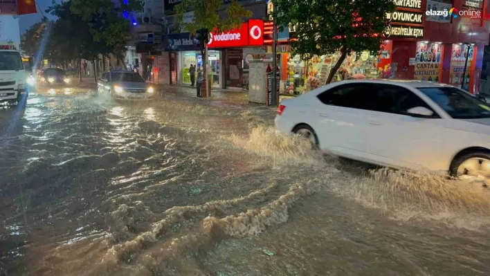 Elazığ'da sağanak yağış hayatı felç etti! Vatandaşlar tepki gösterdi