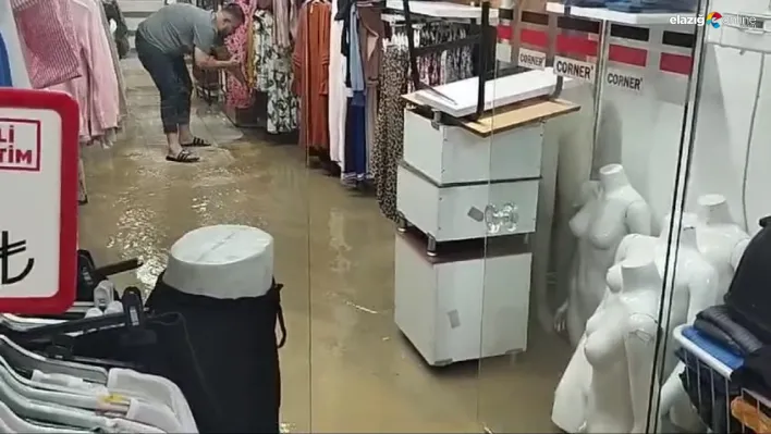 Elazığ'da ani yağış sonrası iş yerlerini su bastı! Vatandaşlar zor anlar yaşadı