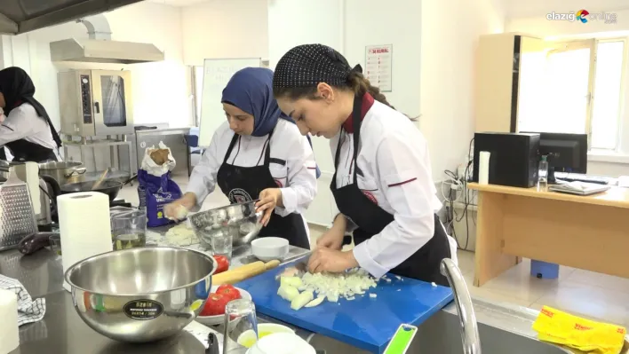 Elazığ'da Salçalı Köfte Festivali coşkusu: Öğrenciler yarıştı, lezzetler şahlandı