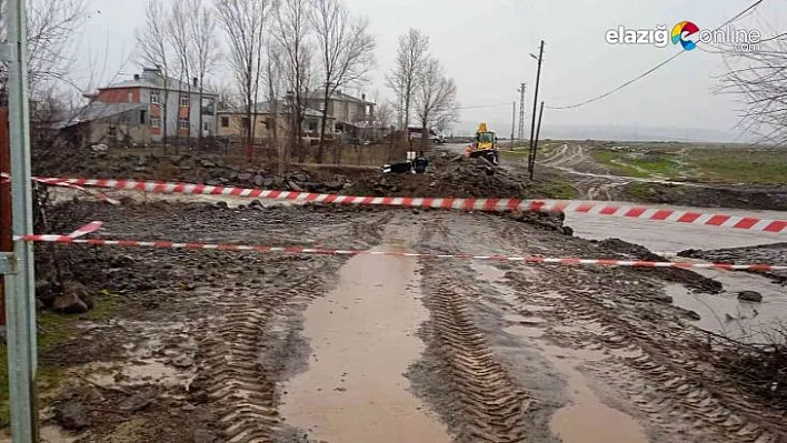 Karakoçan'da sel suları altında kalan köprü ulaşıma kapatıldı