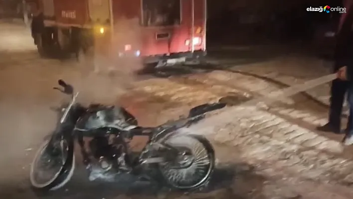 Seyir halindeki motosiklet aniden alev aldı