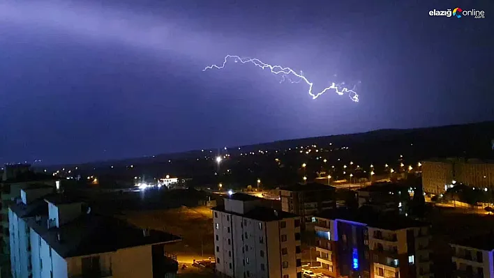 Elazığ'da çakan şimşekler, geceyi adeta gündüze çevirdi