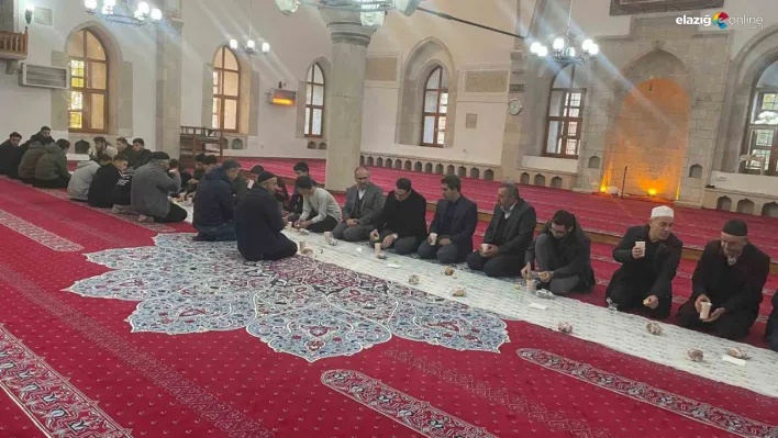 Harput'un Tarihi Sarahatun Camii'nde Sabah Namazı Buluşması