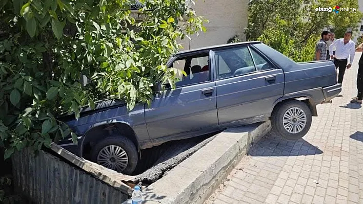 Kaza mı, Aksiyon Sahnesi mi? Elazığ'da Otomobil Kömürlüğün Üzerine Çıktı!