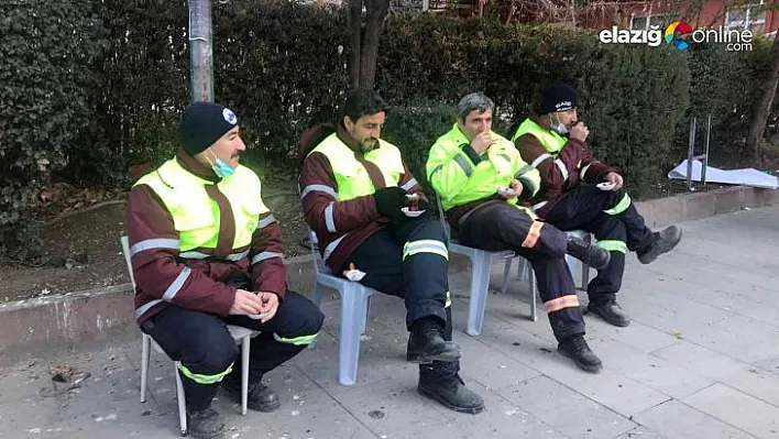 Temizlik görevlileri oturdu, öğrenciler Gazi Caddesi'ni temizledi