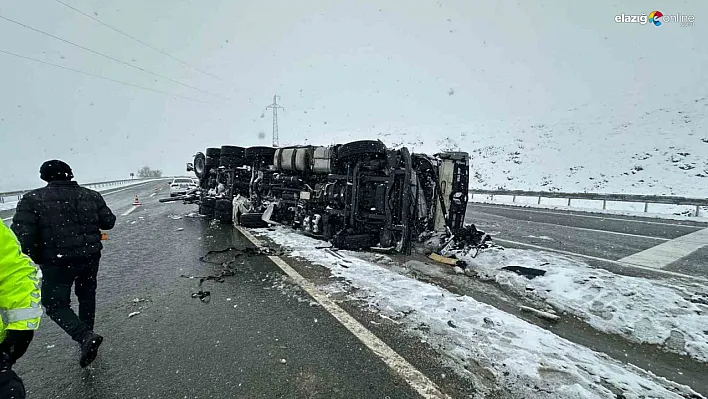 Elazığ-Diyarbakır Karayolunda Kaza! Yan Yatan Tırda Sürücü Yaralandı!