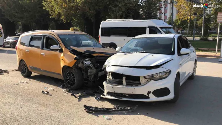 Elazığ'da trafik kazası: Ataşehir'de iki otomobil çarpıştı, 2 yaralı!